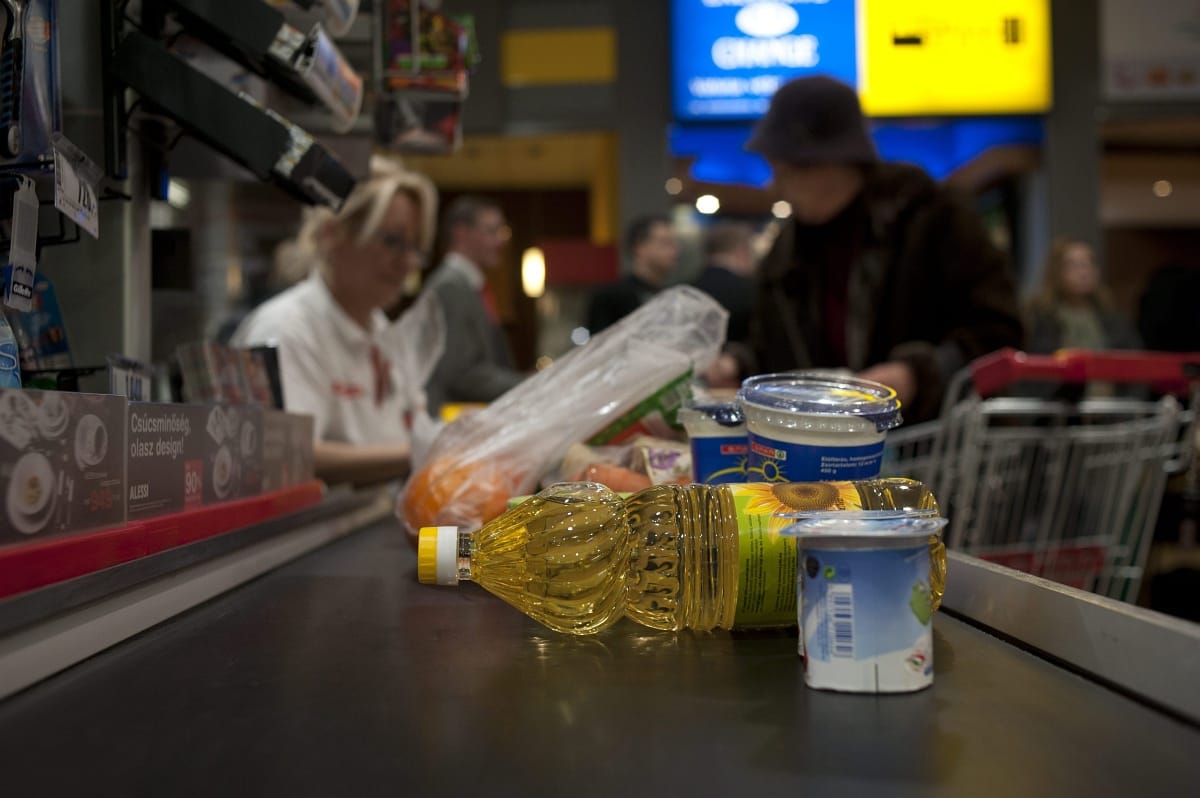 Hiába emelik a bért, nincs kit a pult mögé állítani