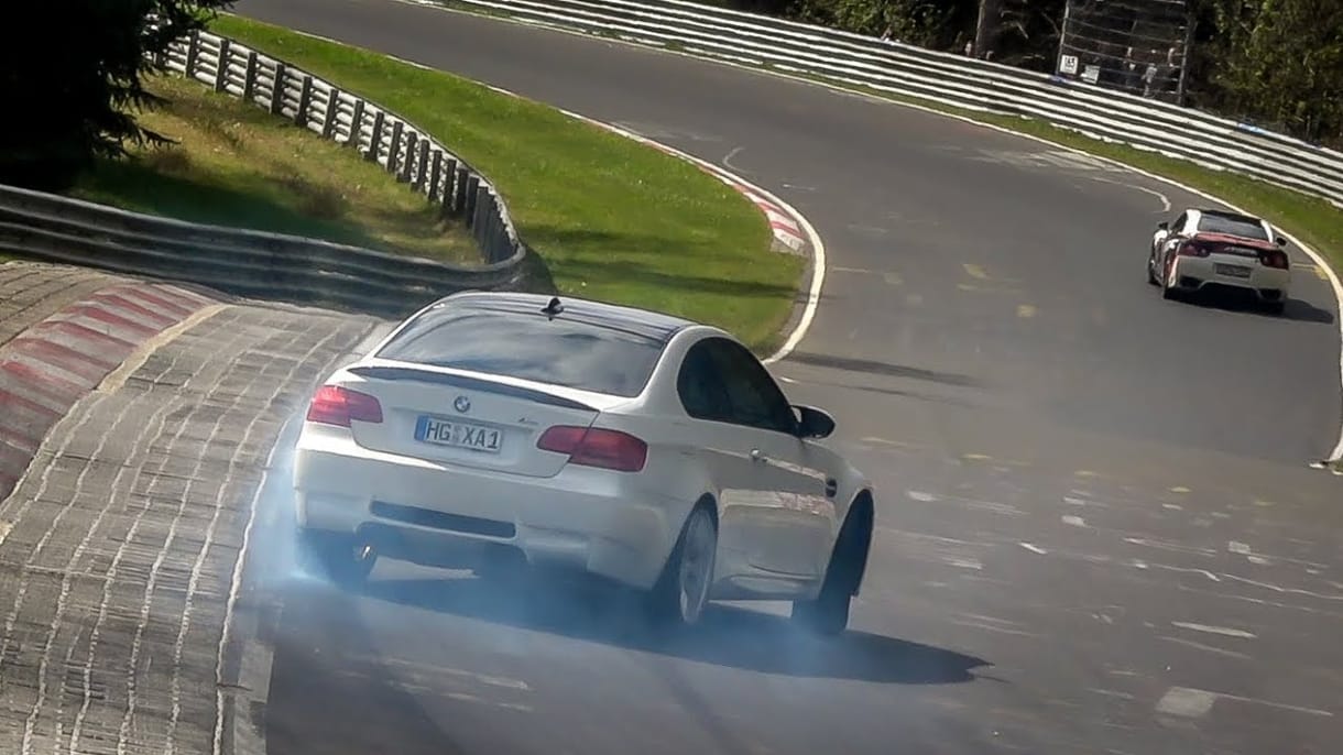 Elvileg tilos a Nürburgringen driftelgetni – azért egy látványos videó összejött idén is