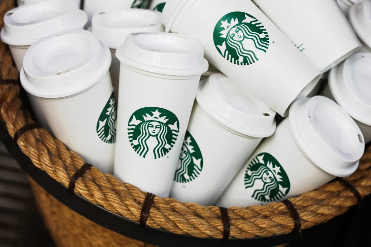 A Starbucks kivezetné a legendás poharait
