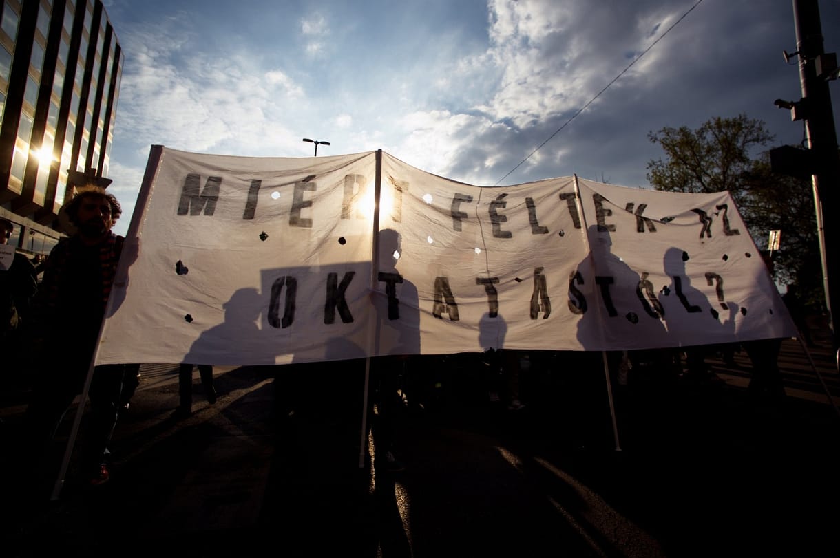 Érdekes indokkal söpörték le a Momentum népszavazási kérdéseit a CEU-ról