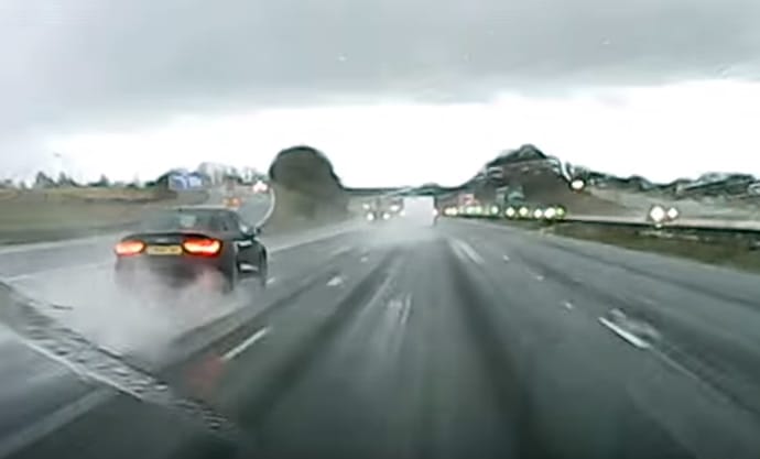 Hihetetlen mentést mutatott be a csúszós úton a BMW-s – videó