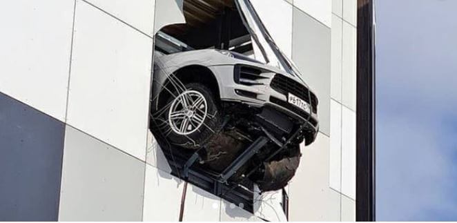 Kis híján lezuhant egy orosz jéghokis Porschéja egy parkolóház harmadik emeletéről