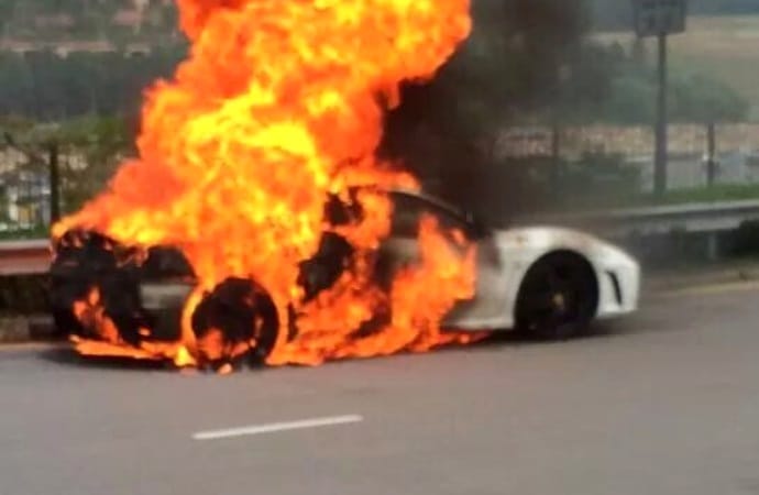 Ezúttal Hongkongban vált a lángok martalékává egy Ferrari – fotók