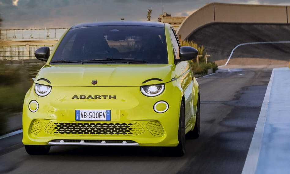 Itt az első elektromos Abarth, egy 155 lóerős apróság