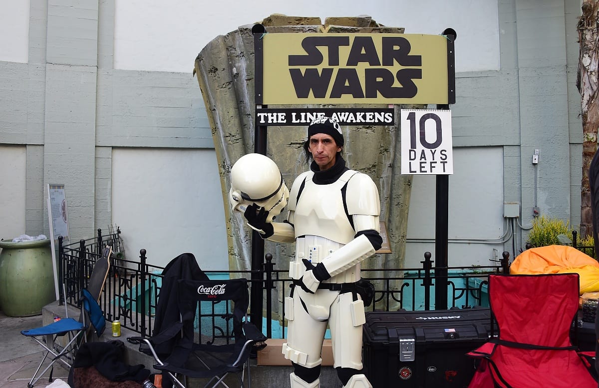 Már a mozik előtt kempingeznek a fanatikus Star Wars-rajongók – fotók