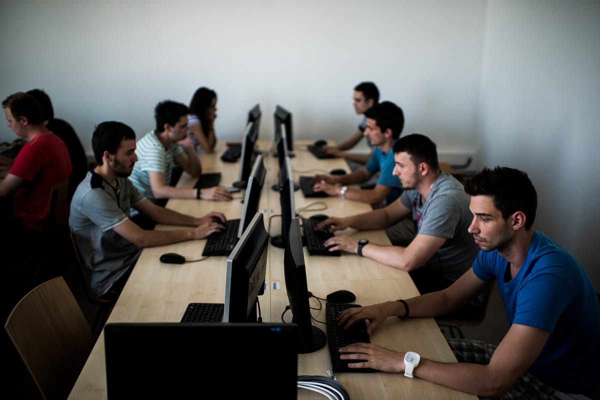 Átképzéssel csökkentenék az égető informatikushiányt