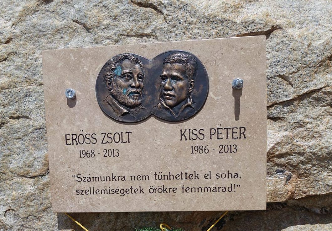 Fotó: Emléktáblát állítottak Erőss Zsoltéknak a Kancsendzöngán