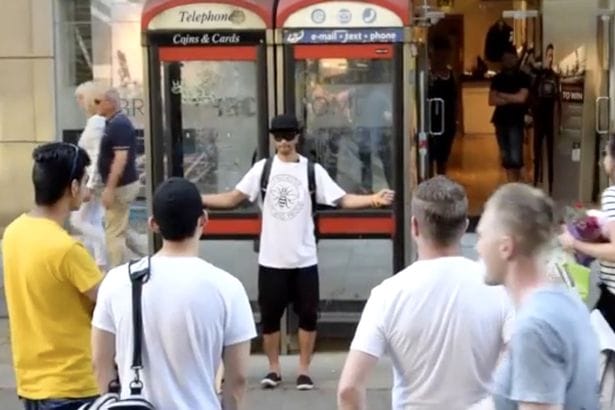 Ölelést kért egy muszlim férfi Manchester utcáin, nézze meg, mi történt – videó