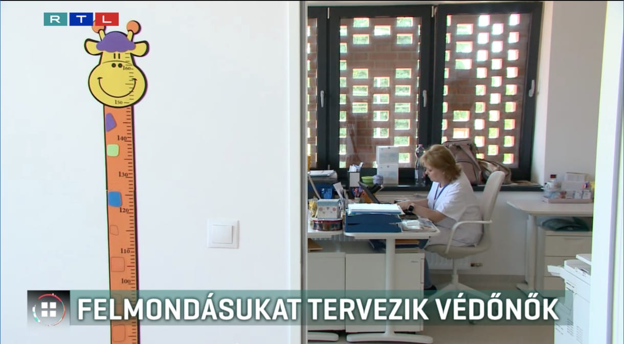 A védőnői hálózat átalalkításával akár havi 100 ezer forinttal is kevesebbet kereshet egy védőnő a szakszervezetek szerint