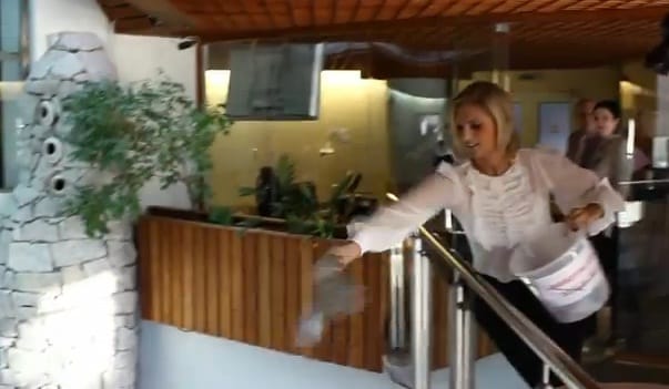 Pénzszórás a medencébe: kiváló marketingfogás vagy őrültség? (videó)