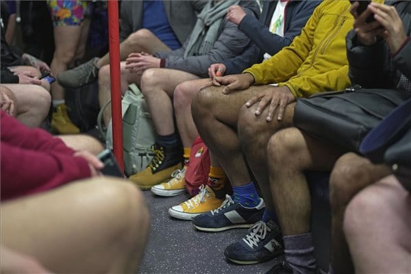 Három év kihagyás után ismét nadrág nélkül metróztak a britek