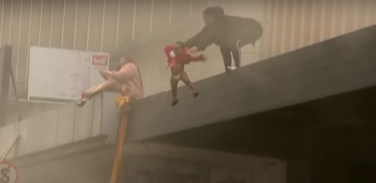 Lángoló épületből dobták ki a kétéves kislányt, túlélte – videó