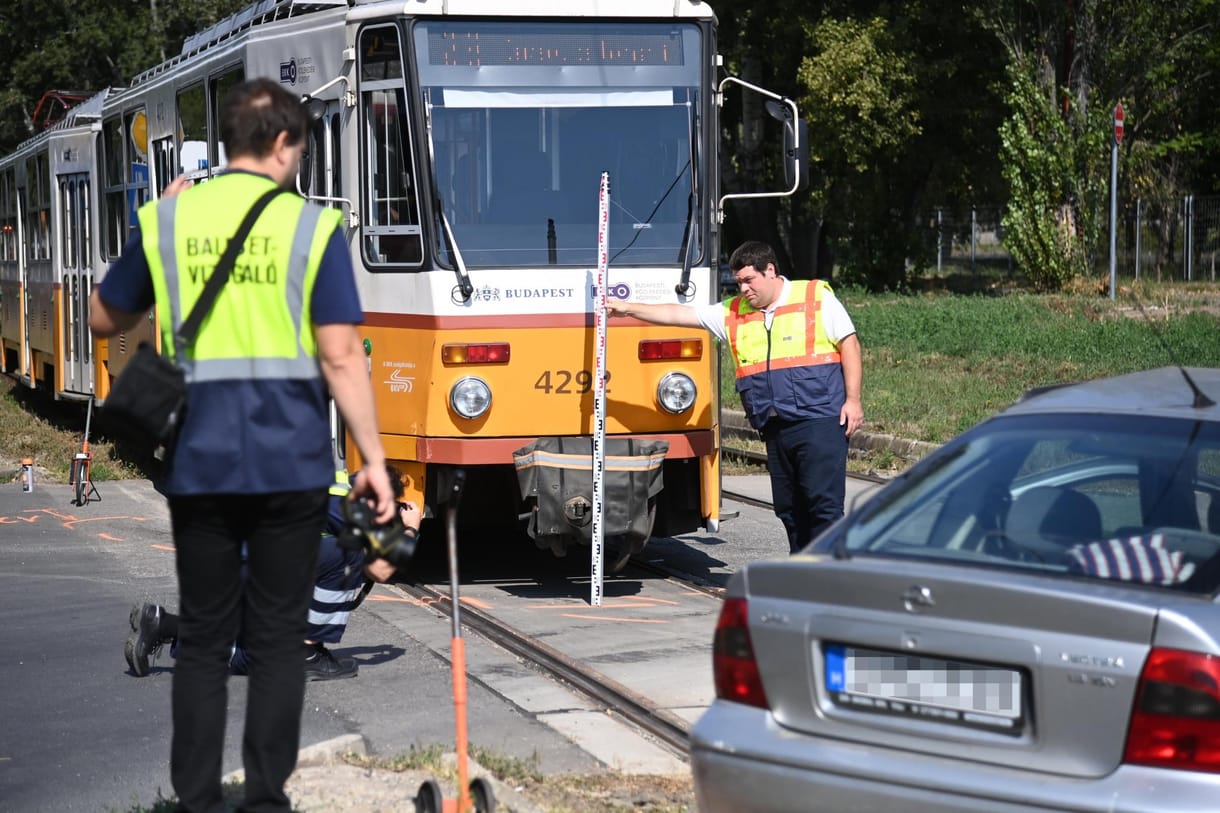 Villamossal ütközött, életveszélyesen megsérült egy autós a Maglódi úton