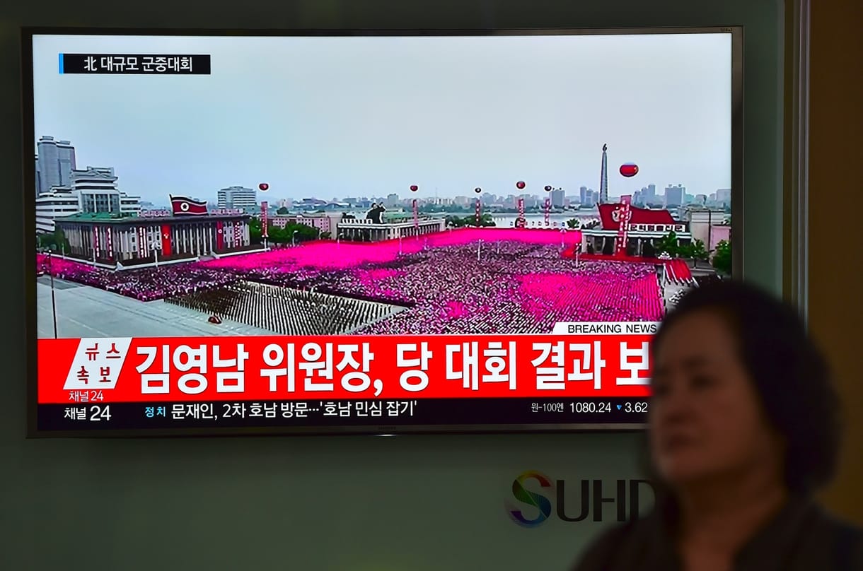 Videó: Tízezres tömegfelvonulásnak integetett Kim Dzsong Un