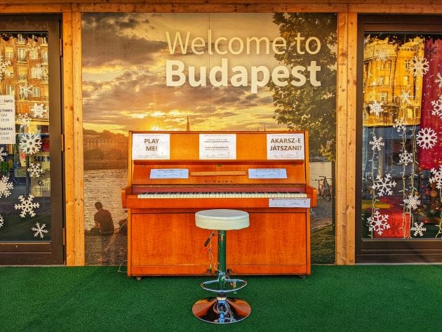 Megelégelte, hogy nincs köztéri zongora Budapesten, kirakott egyet a Városháza parkba