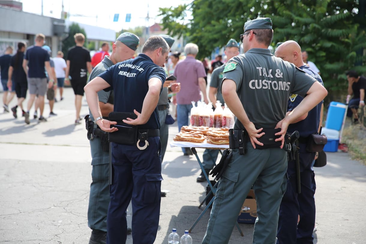 Hamis sálakat, maszkokat és cigarettát is lefoglalt a NAV a foci Eb alatt Budapesten