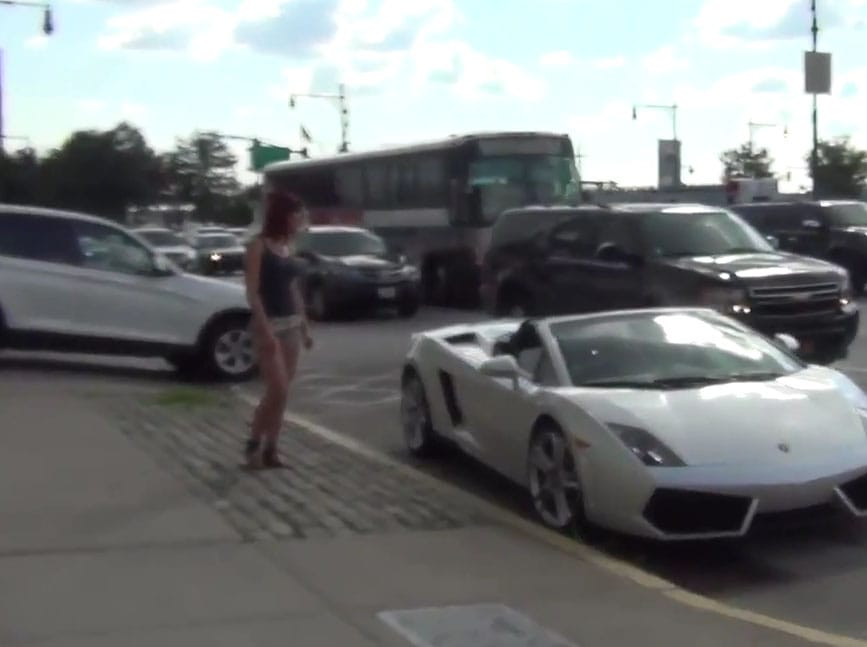 Ennyire könnyű felcsípni egy nőt egy Lamborghinivel – videó