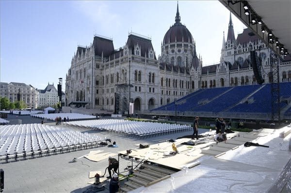 Vasárnap hajnalban mentesítő járatokat indít a MÁV a pápalátogatás miatt