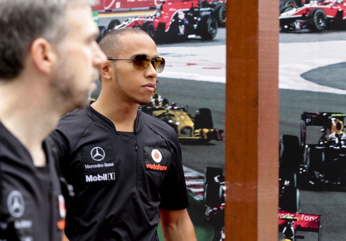 Hamilton nyerte az első szabadedzést Szingapúrban