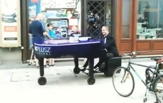 Egy zongora gurul le-föl a miskolci főutcán