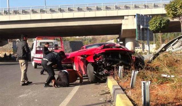 Ukrán focista tört ripityára egy Ferrari Californiát – fotók