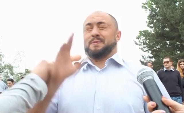 Műpéniszt tartottak az interjút adó politikus elé, de résen volt (videó)
