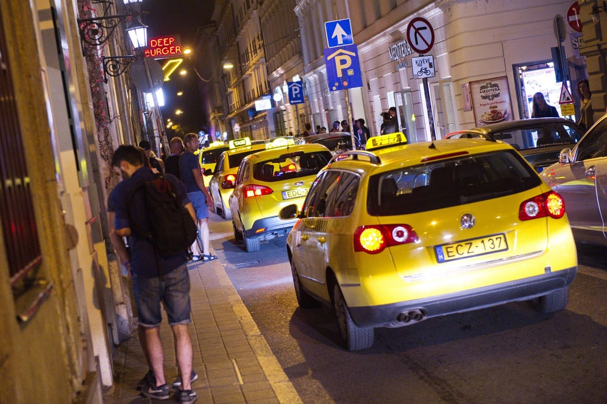 Négyszáz forinttal drágulhat a taxizás Budapesten
