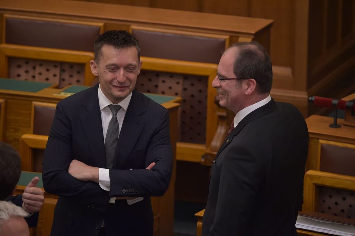 Fotó: így kvaterkázik a bírságkirály NVB-elnök Rogánnal a parlamentben