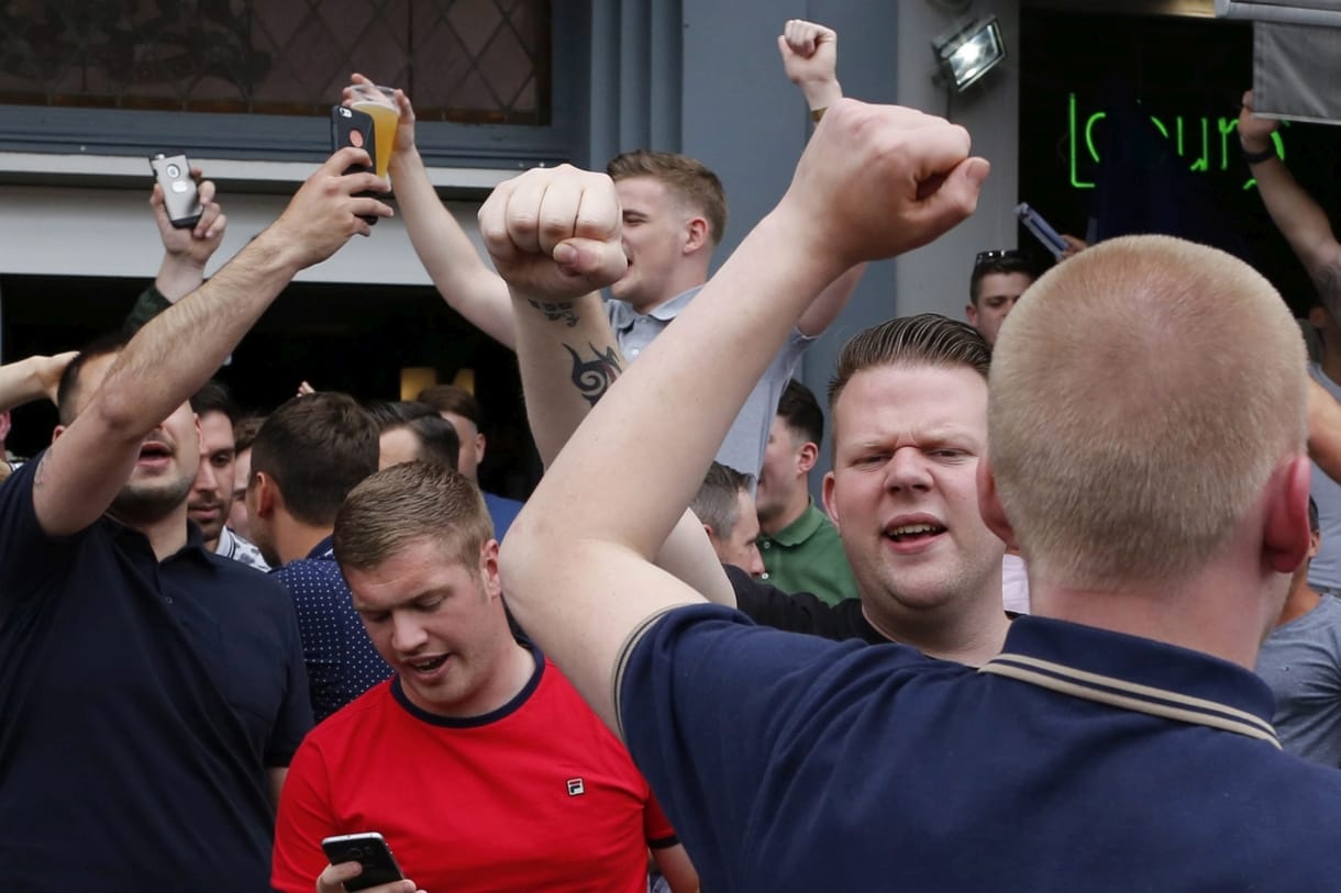 Fotók: Könnygázzal oszlatták az angol ultrákat Lille-ben