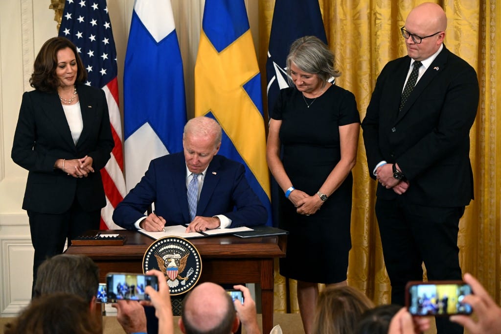 Joe Biden aláírta: az Egyesült Államok is hozzájárul Svédország és Finnország NATO-csatlakozásához