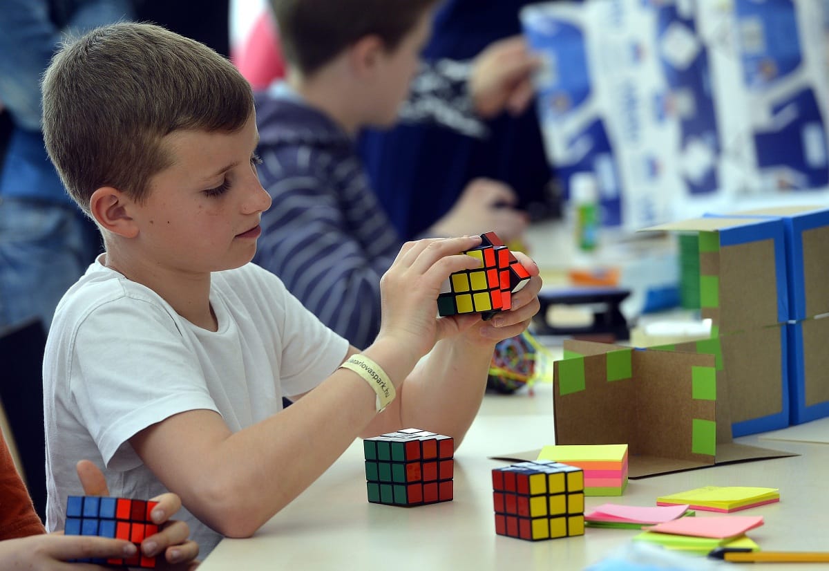 Elkelt a Rubik-kocka, 15 milliárdért megvette egy kanadai játékgyár