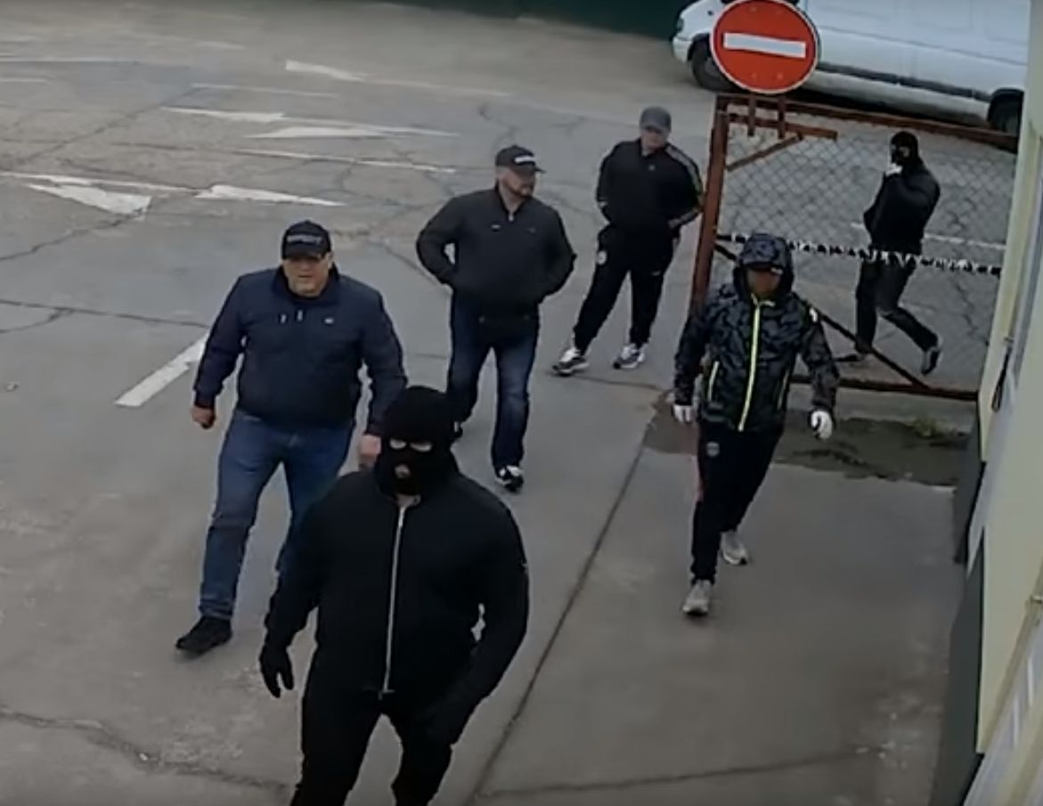 Maszkban, viperával támadtak tízen egy kőbányai cégre