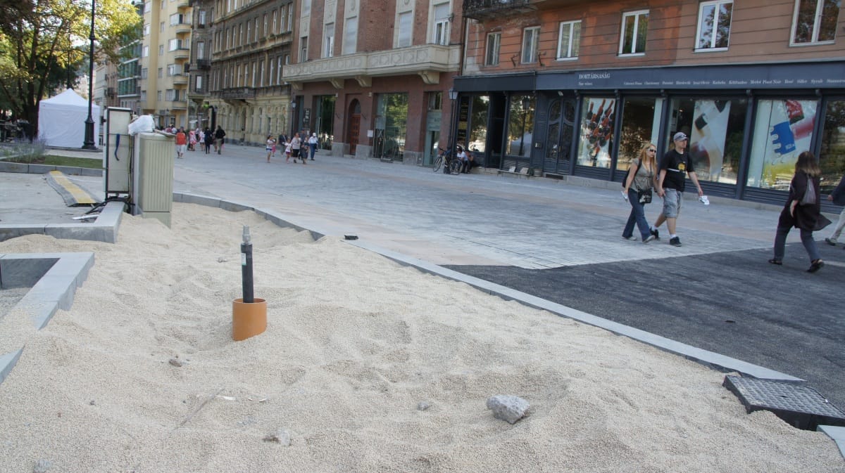 Vizesedik, repedezik a többször átadott Várkert bazár