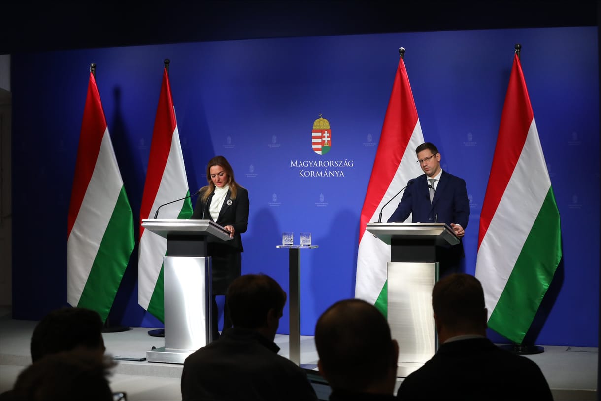 Felemelik a babaváró hitel korhatárát, Menczer Tamás inkább az Ószövetség szerint járt el – ez történt a kormányinfón