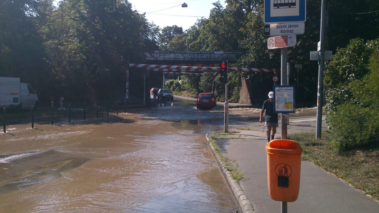 Fotók: Csőtörés van, áll a víz a Diós ároknál