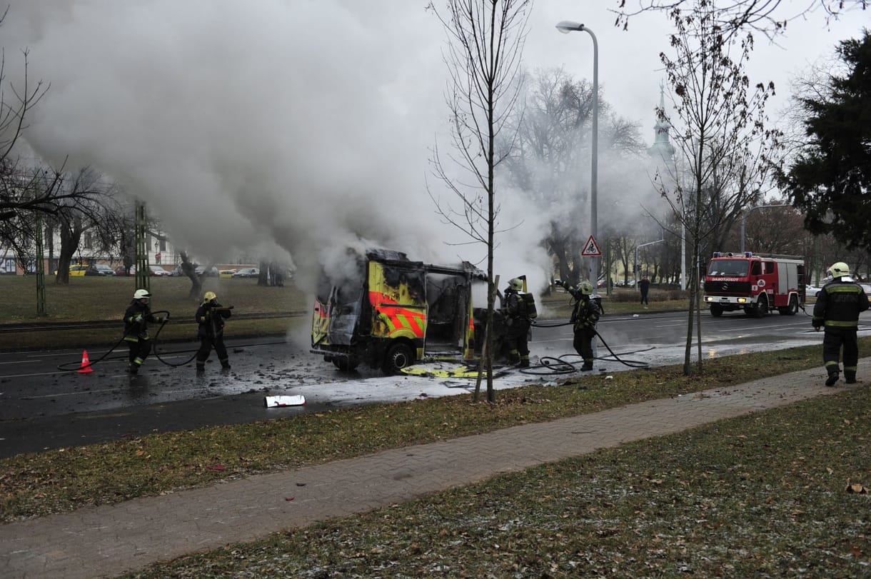 Teljesen kiégett egy mentőautó a fővárosban - képek
