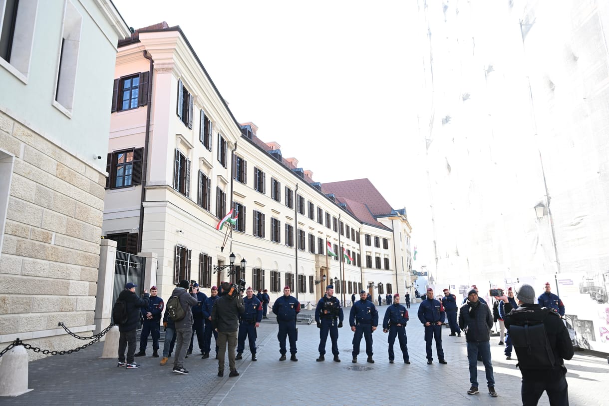 Reagált a kormány a Momentum reggeli kordonbontós akciójára