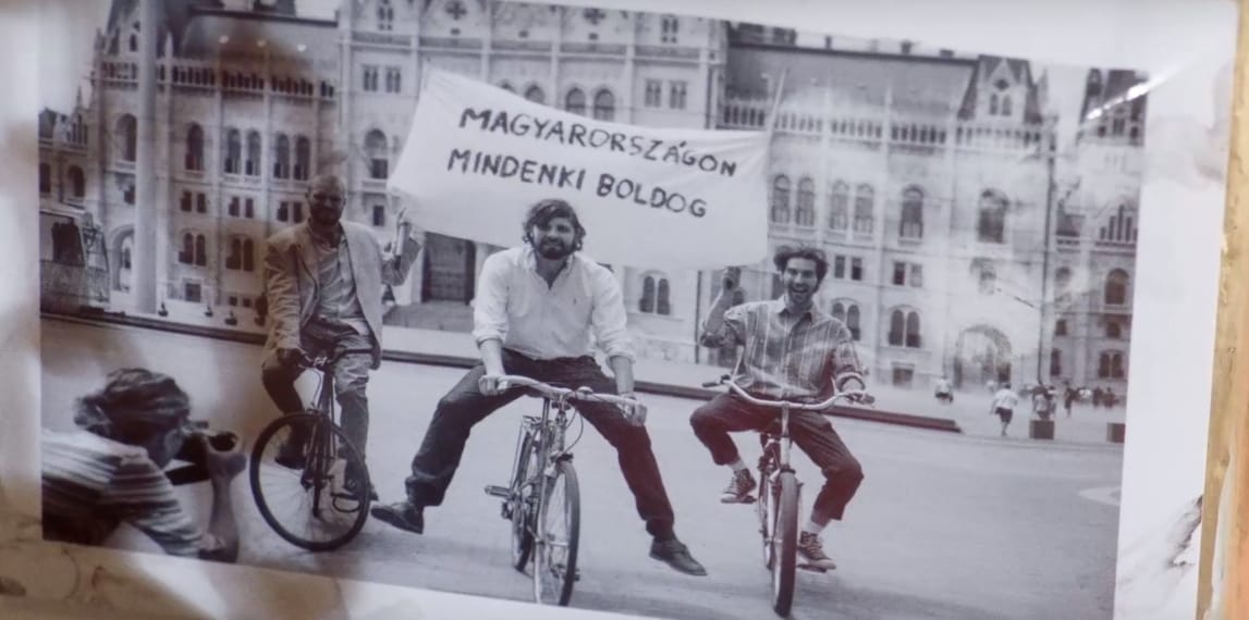 Időutazásra viszi, majd önmagával szembesíti Orbán Viktort új klipjében egy magyar zenekar