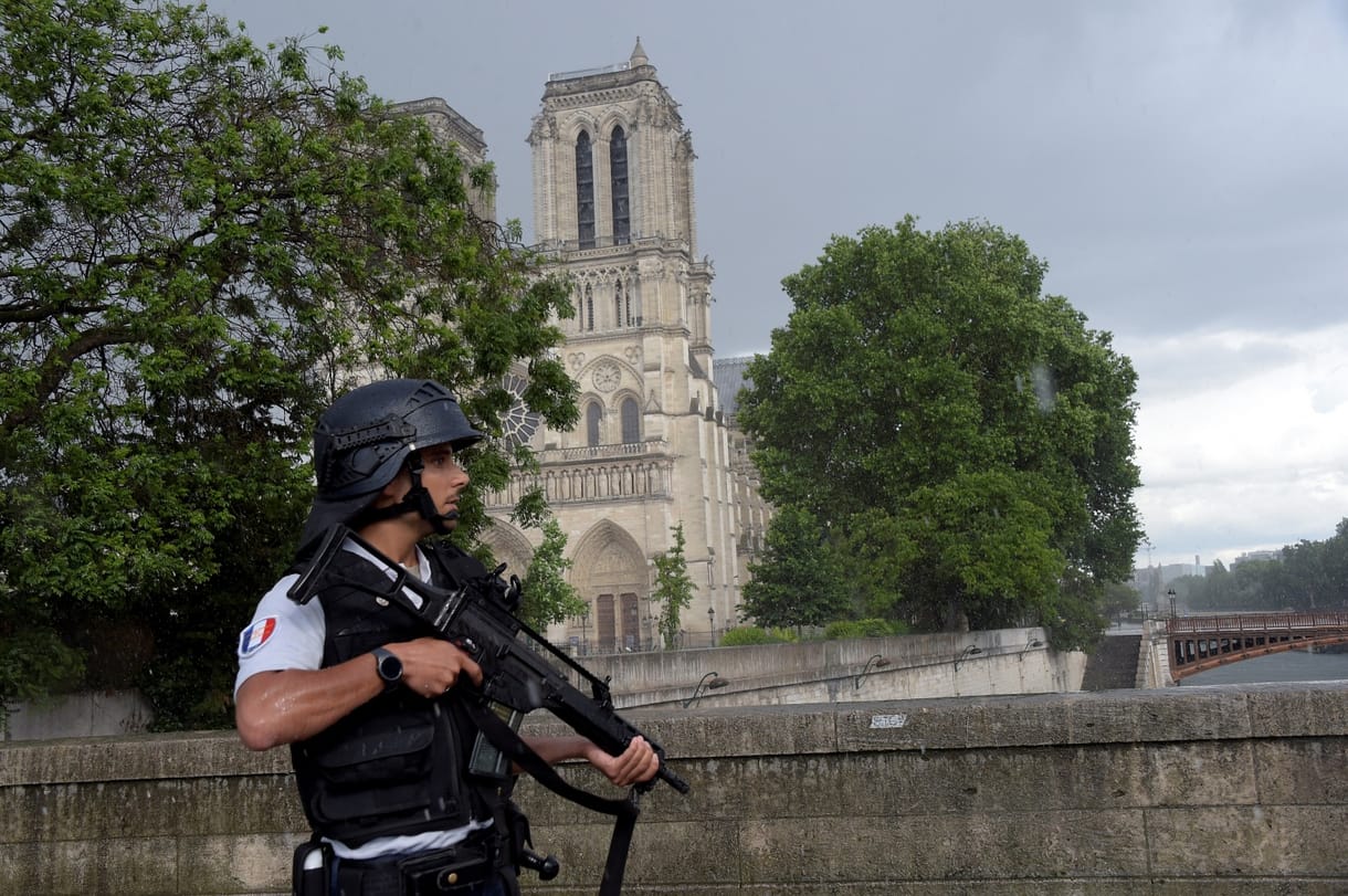 Melegbárok, rendőrök a terroristák célpontjai