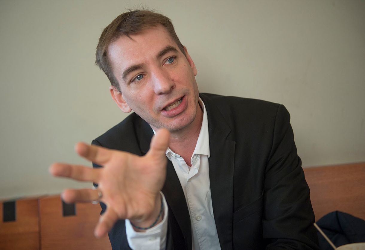 Így dolgozik Jávor Benedek, a tüske a kormány körme alatt