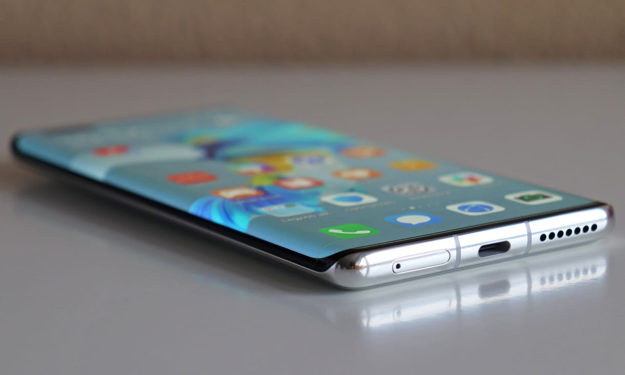 Nem elírás, 135 W-os gyorstöltővel rukkolhat elő a Huawei