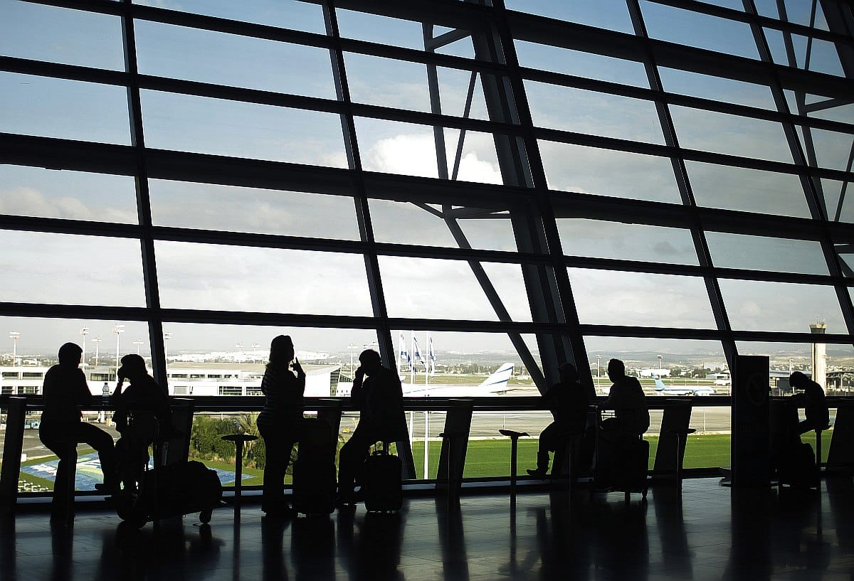 Csecsemőjüket hátrahagyó szülők miatt lett riadalom és botrány a tel-avivi reptéren