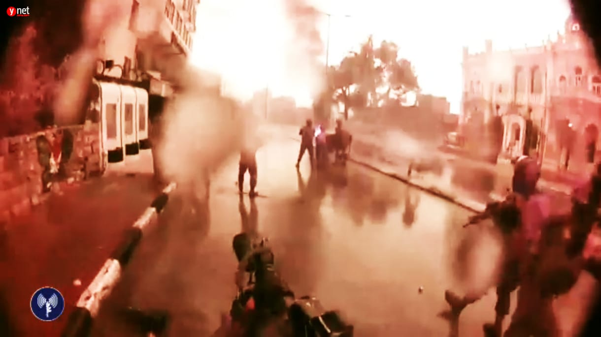 Videó: Elképesztő hatékonysággal emelik ki Izraelben a tüntetések hangadóit