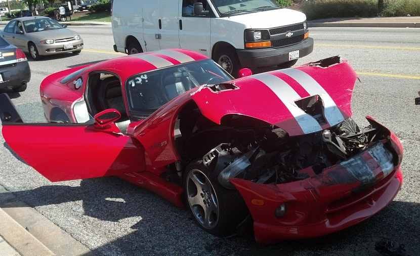 Autóbusz alatt végezte egy Dodge Viper - fotó