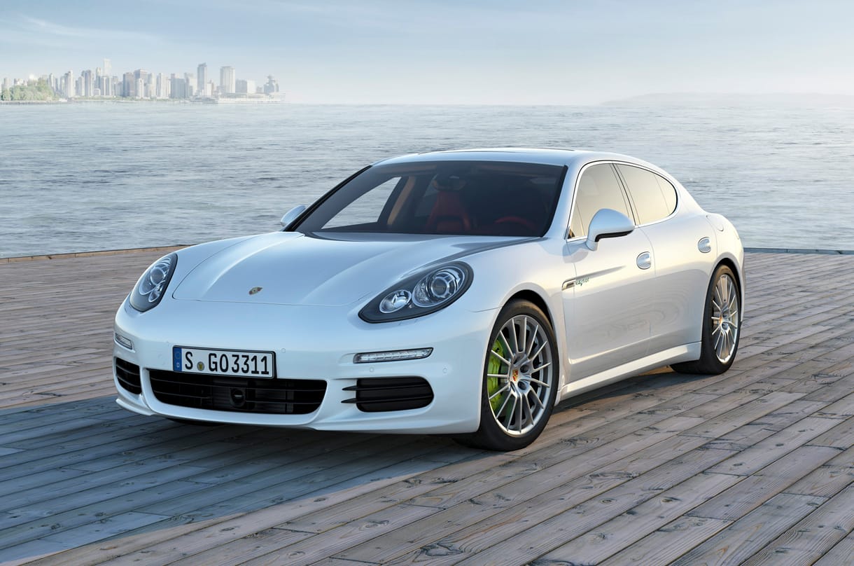 Itt az első konnektoros Porsche