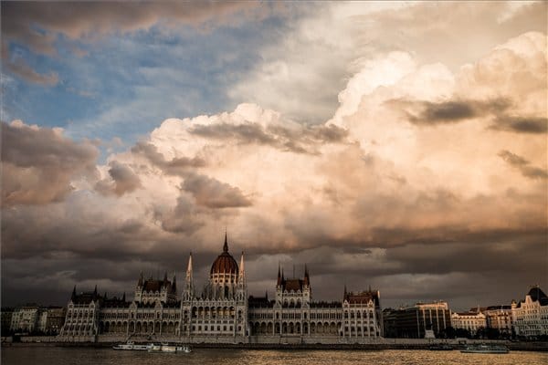 Összeül a parlament hétfőn, de minek