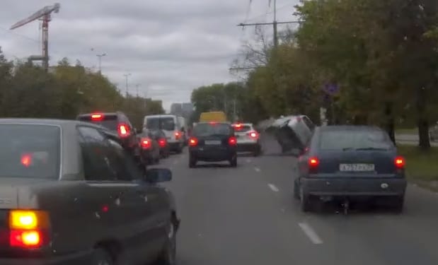 Ezért kell sávváltás előtt mindig belenézni a tükörbe – videó