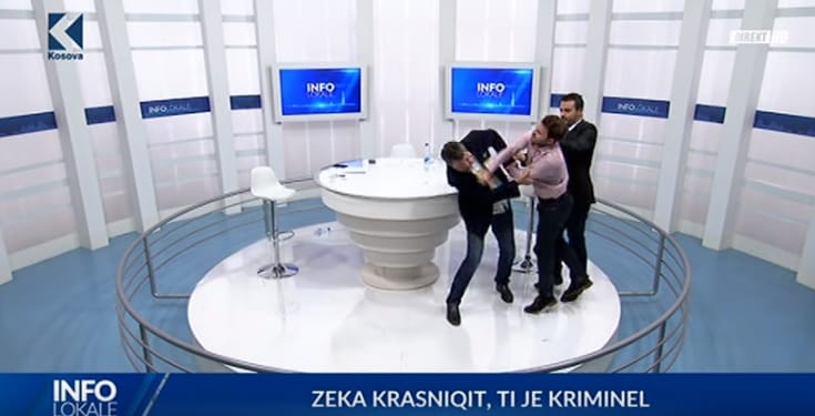 Még, hogy unalmasak a politikia műsorok! Koszovóban élő adásban bunyóztak a képviselők