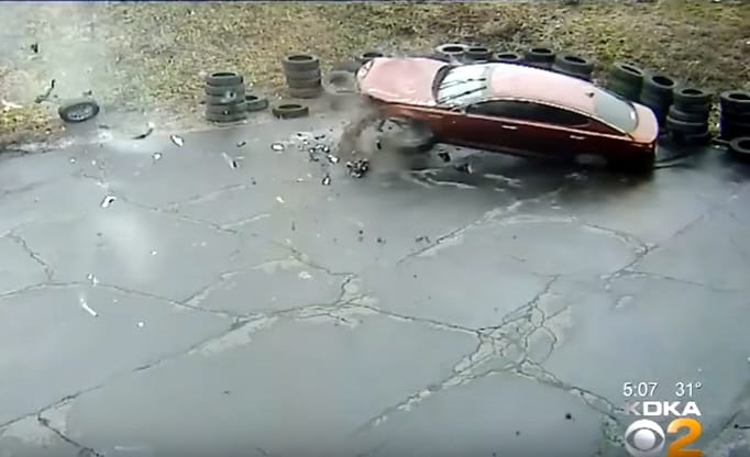 Egy égből lezuhanó autónál nehéz lenne meglepőbbet találni - videó