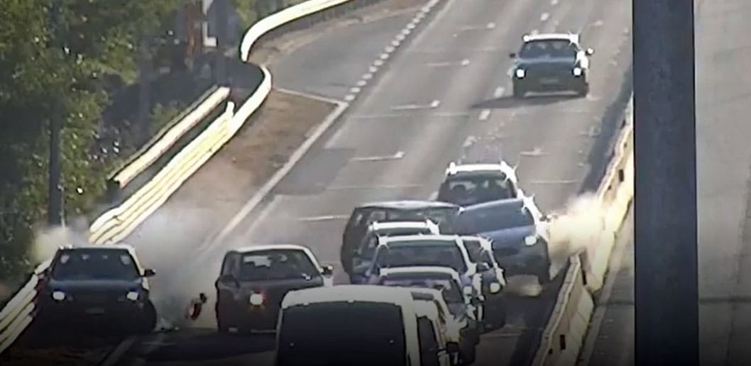 Videó: Dominószerűen törte össze egymást nyolc autó az M51-esen